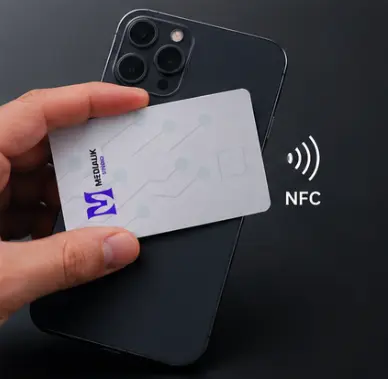Carte de visite NFC professionnelle permettant de partager rapidement les coordonnées, le site web et les réseaux sociaux pour développer votre réseau professionnel.